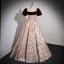 Elegante Burgunderrot Drucken Ballkleider 2023 Ballkleid Off Shoulder Kurze Ärmel Rückenfreies Lange Ball Festliche Kleider