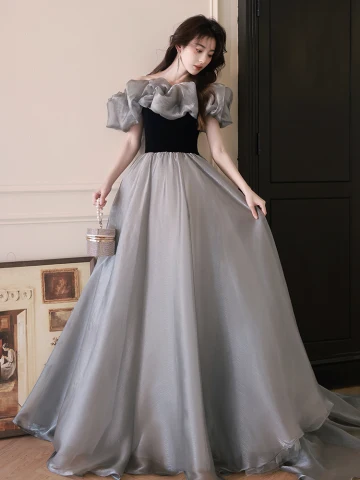 Élégant Gris Robe De Bal 2024 Princesse Volants De L Épaule Manches Courtes Dos Nu Train De Balayage Promo Robe De Ceremonie
