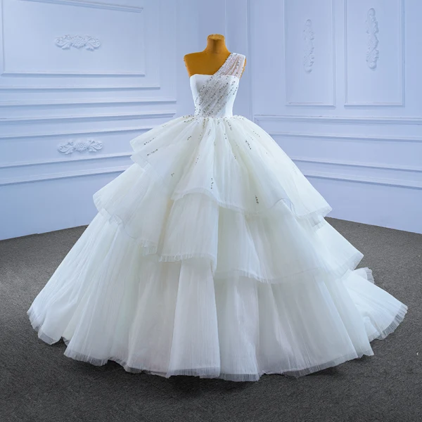 Vintage / Originale Haut de Gamme Blanche Volants en Cascade Robe De Mariée Robe Boule 2022 Une épaule Sans Manches Dos Nu Faux Diamant Tribunal Train Mariage