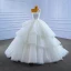 Vintage / Originale Haut de Gamme Blanche Volants en Cascade Robe De Mariée Robe Boule 2022 Une épaule Sans Manches Dos Nu Faux Diamant Tribunal Train Mariage