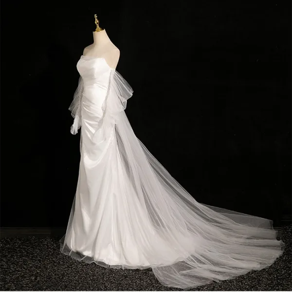 Schlicht Satin Weiß Meerjungfrau Brautkleider / Hochzeitskleider 2024 Bandeau Ärmellos Rückenfreies Sweep / Pinsel Zug Hochzeit