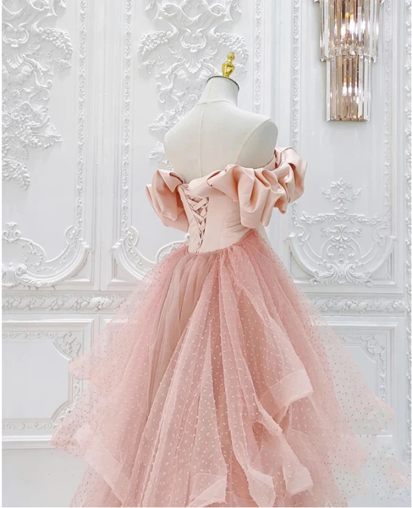 Élégant Rougissant Rose Volants en Cascade Satin Robe De Bal 2024 Princesse Volants De l'épaule Manches Courtes Dos Nu Train De Balayage Robe De Ceremonie