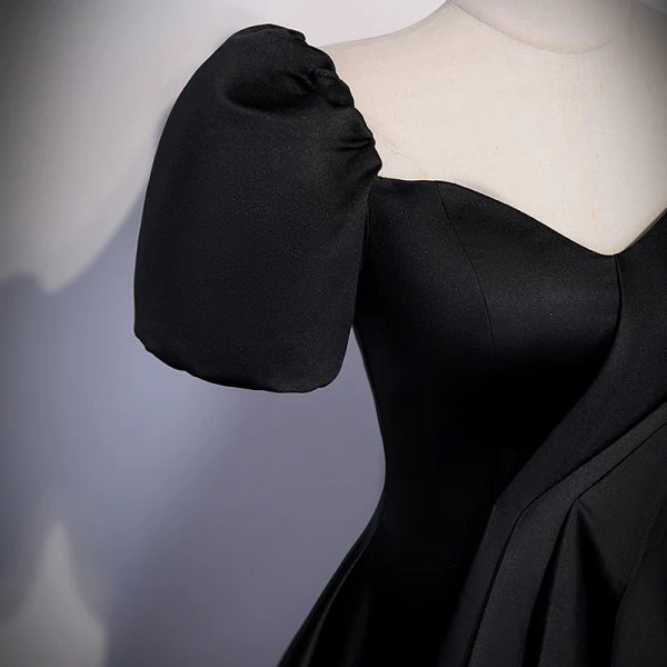 Simple Noire Satin Robe De Bal 2023 Princesse Encolure Carrée Gonflée Manches Courtes Dos Nu Train De Balayage Promo Robe De Ceremonie