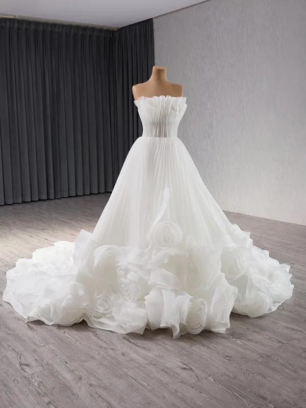 High-end White Flower Pleated Wedding Dresses 2024 Ball Gown Strapless Sleeveless Backless Cathedral Train Tulle Wedding