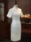 Chinesischer Stil Weiß Stickerei Wadenlang Cheongsam 2026 Meerjungfrau Stehkragen Kurze Ärmel