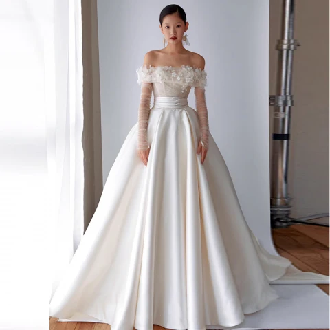 Elegante Leichtes Ivory / Creme Satin Applikationen Brautkleider / Hochzeitskleider 2024 Ballkleid Bandeau Ärmellos Rückenfreies Hof-Schleppe Hochzeit