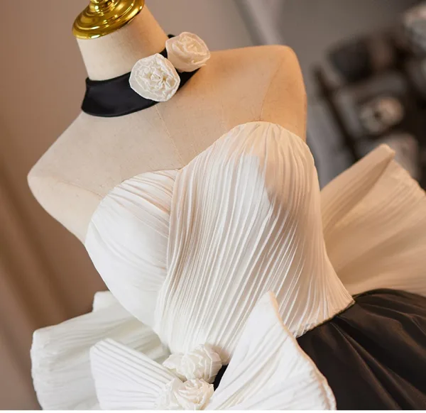 Style Audrey Hepburn Noire Noeud Robe De Bal 2024 Robe Boule Bustier Sans Manches Dos Nu Train De Balayage Promo Robe De Ceremonie