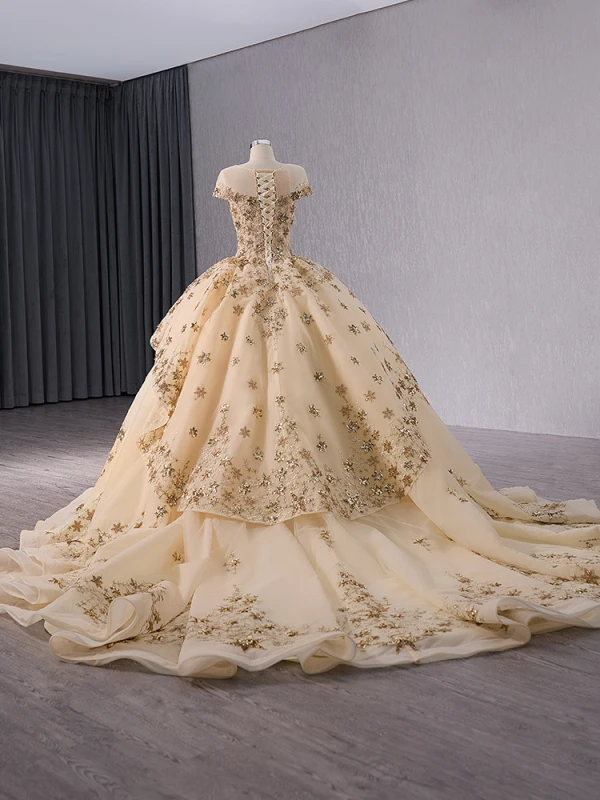 Luxus / Herrlich Gold Handgefertigt Pailletten Spitze Star Ballkleider 2024 Ballkleid Rundhalsausschnitt Kurze Ärmel Kapelle-Schleppe Ball Festliche Kleider