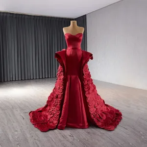 Ovanlig High End Burgundy Satin Balklänningar 2024 Trumpet Sjöjungfru Axelbandslös Halterneck Domstol Tåg Bal Holkärm Formella Klänningar