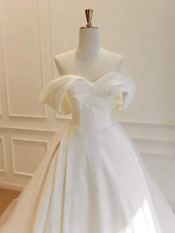 High-end Ivory Lace Flower Satin Wedding Dresses 2026 Ball Gown Strapless Sleeveless Backless Sweep Train