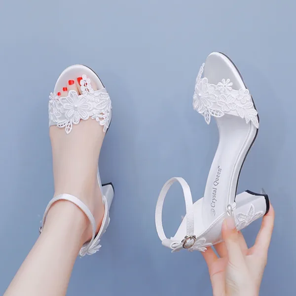 Schöne Ivory / Creme Hochzeit Spitze Blumen Knöchelriemen Brautschuhe Hochhackige 2024 7 cm Thick Heels Peeptoes Sandaletten
