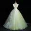 Élégant Vert Cendré Perle En Dentelle Fleur Volants en Cascade Robe De Bal 2023 Robe Boule V-Cou Sans Manches Dos Nu Longue Robe De Ceremonie