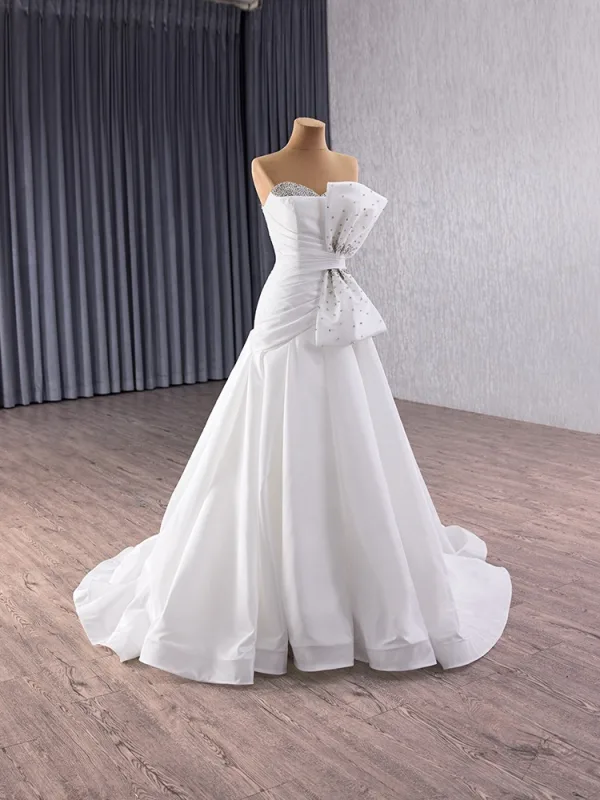 Elegante Weiß Strass Satin Brautkleider / Hochzeitskleider 2025 Ballkleid Bandeau Ärmellos Schleife Rückenfreies Sweep / Pinsel Zug