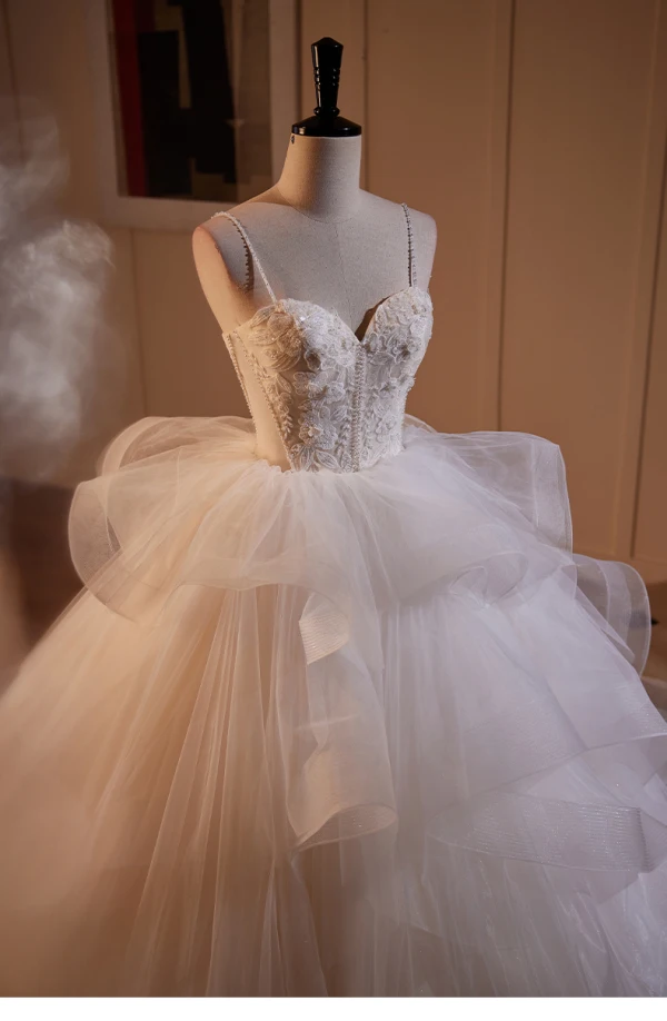 Charmant Blanche Perlage Perle Paillettes En Dentelle Fleur Volants en Cascade Légère Robe De Mariée 2024 Robe Boule Bretelles Spaghetti Sans Manches Dos Nu