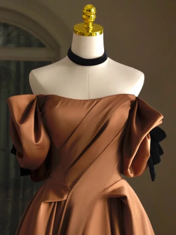 Audrey Hepburn Style Brown Satin Prom Dresses 2023 A-Line / Princess Strapless Short Sleeve Backless Sweep Train Formal Dresses