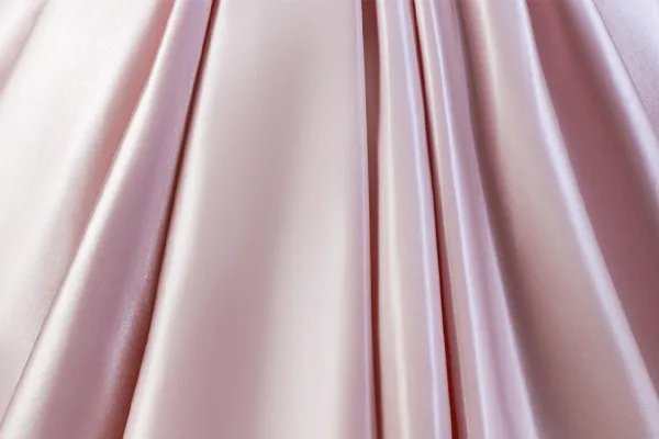 Charmant Rougissant Rose Satin Robe De Bal 2026 Robe Boule Volants De l'épaule Manches Courtes Dos Nu