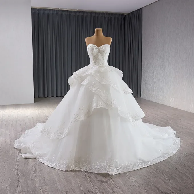 High End Hvit Gripende Ruffles Blonder Blomst Brudekjoler 2024 Ballkjole Kjæreste Sløyfe Uten Ermer Ryggløse Royal Train Bryllup