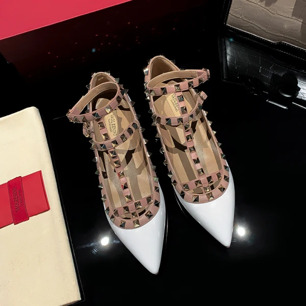 Charmant Blanche Été Vêtement de rue Plate Chaussures Femmes 2022 Cuir T-Strap Rivet À Bout Pointu Chaussures Femmes