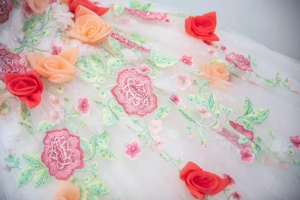 Blomsterfe Hvit Rhinestone Blonder Blomst Appliques Ballkjoler 2024 Ballkjole Kjæreste Uten Ermer Ryggløse Lange Ball Formelle Kjoler