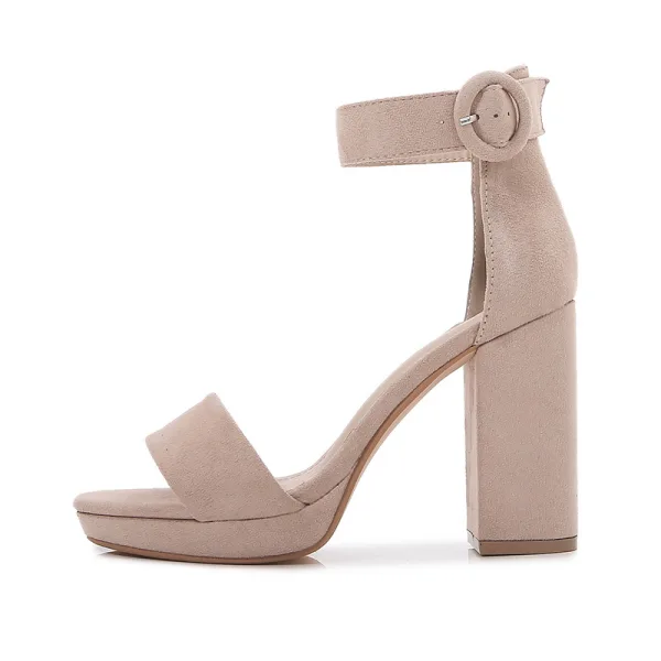 Enkla Aprikos / Beige Sommar Casual Sandaler Dam 2022 Mocka 10 cm Tjocka Klackar Ankelband Peep Toe Sandaler Högklackade
