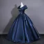 Vintage / Originale Bleu Marine Satin Robe De Bal 2026 Robe Boule V-Cou Manches Courtes Dos Nu Longue