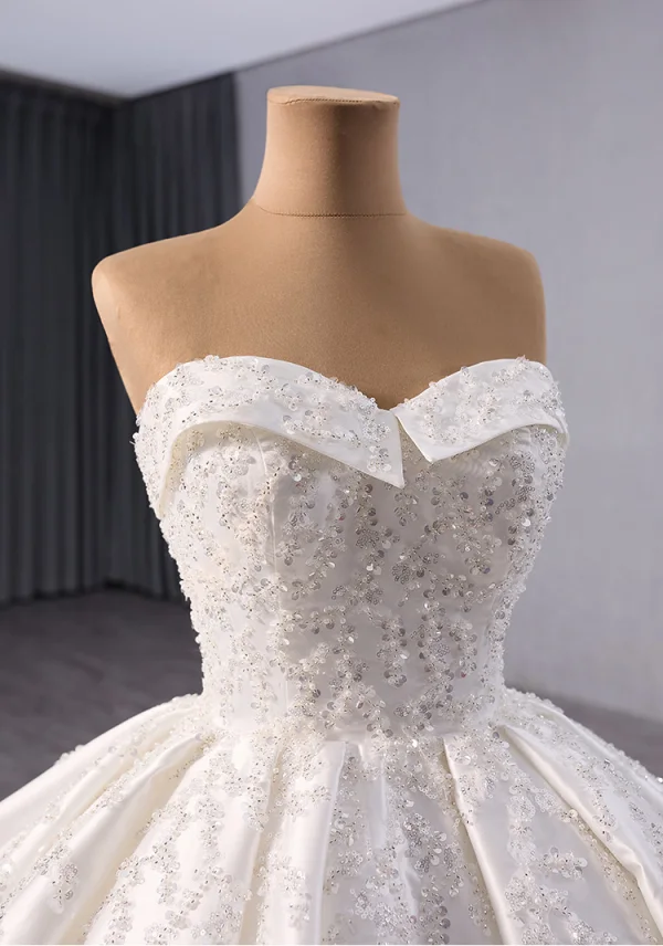 Luxus / Herrlich Weiß Handgefertigt Perlenstickerei Pailletten Satin Brautkleider / Hochzeitskleider 2024 Ballkleid Bandeau Ärmellos Rückenfreies Königliche Schleppe Hochzeit