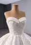 Luxus / Herrlich Weiß Handgefertigt Perlenstickerei Pailletten Satin Brautkleider / Hochzeitskleider 2024 Ballkleid Bandeau Ärmellos Rückenfreies Königliche Schleppe Hochzeit