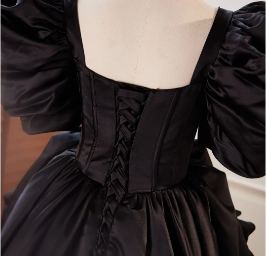 Audrey Hepburn-Stil Schwarz Asymmetrisch Ballkleider 2024 Ballkleid Eckiger Ausschnitt Geschwollenes Kurze Ärmel Rückenfreies Ball Festliche Kleider