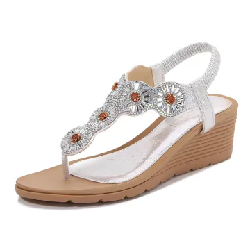 Bohemliv Silver Casual Gatukläder Stranden Rhinestone Sandaler Dam 2023 Sommar T Rem 6 Cm Kilklackar Peep Toe Sandaler