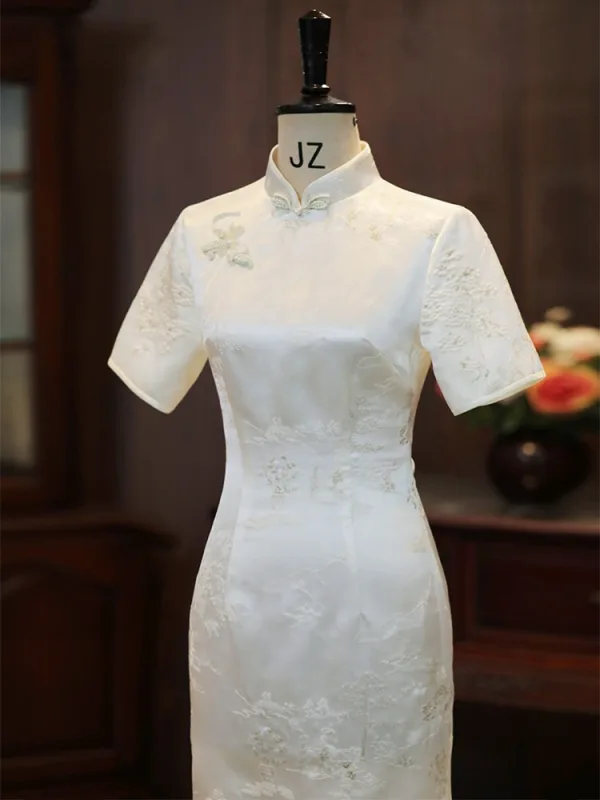 Chinesischer Stil Weiß Stickerei Wadenlang Cheongsam 2026 Meerjungfrau Stehkragen Kurze Ärmel