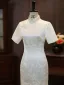 Chinesischer Stil Weiß Stickerei Wadenlang Cheongsam 2026 Meerjungfrau Stehkragen Kurze Ärmel