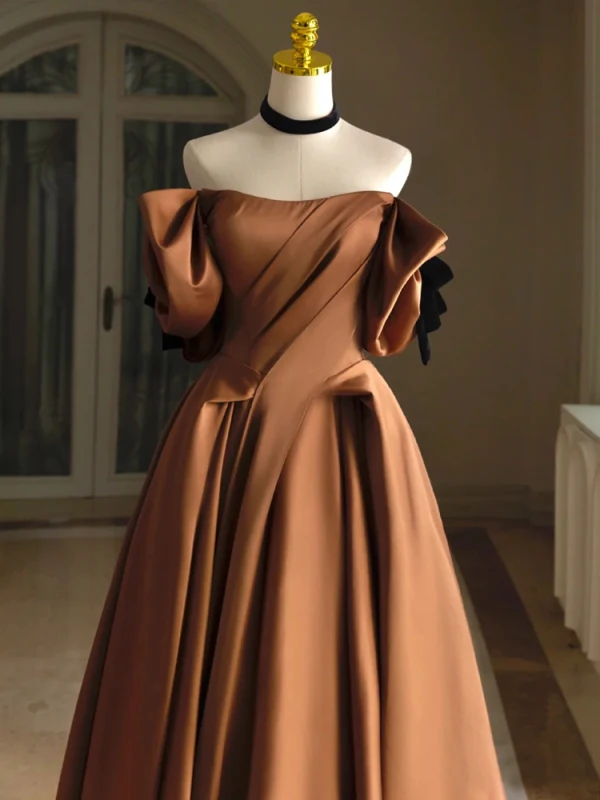 Audrey Hepburn Style Brown Satin Prom Dresses 2023 A-Line / Princess Strapless Short Sleeve Backless Sweep Train Formal Dresses