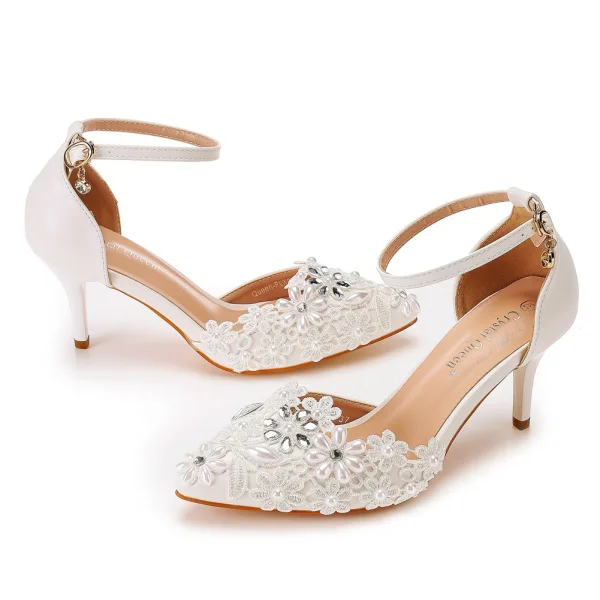 Chic / Belle Blanche En Dentelle Fleur Perle Faux Diamant Chaussure De Mariée 2023 9 cm Talons Aiguilles À Bout Pointu Mariage Talons Hauts