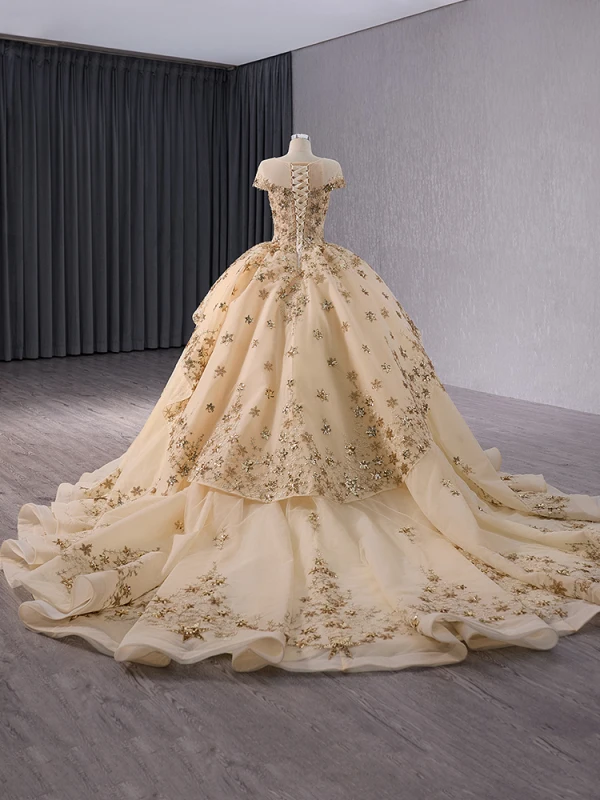 Luxus / Herrlich Gold Handgefertigt Pailletten Spitze Star Ballkleider 2024 Ballkleid Rundhalsausschnitt Kurze Ärmel Kapelle-Schleppe Ball Festliche Kleider