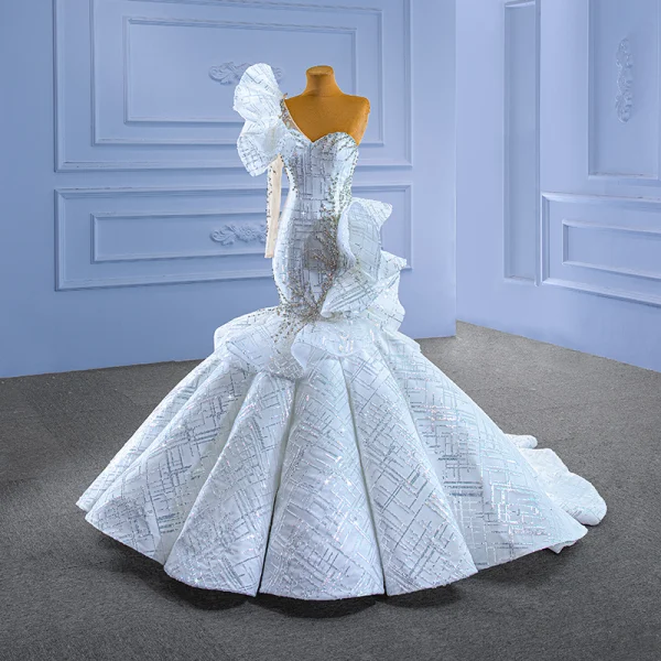 Luxus / Herrlich Sexy Weiß Fallende Rüsche Brautkleider / Hochzeitskleider 2022 Meerjungfrau One-Shoulder Strass Pailletten Lange Ärmel Rückenfreies Kapelle-Schleppe Hochzeit