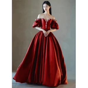 Élégant Bordeaux Satin Faux Diamant Robe De Bal 2023 Princesse De L Épaule Manches Courtes Dos Nu Longue Promo Robe De Ceremonie