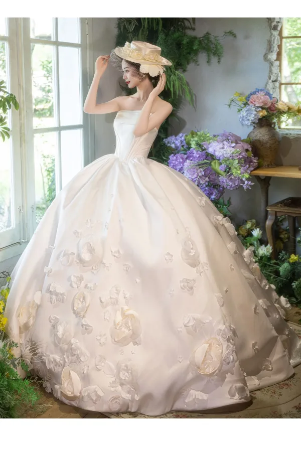 Eleganta Vita Satin Appliqués Bröllopsklänningar 2025 Balklänning Axelbandslös Ärmlös Halterneck Långa