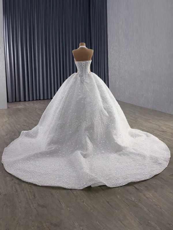 Glitzernden Luxus / Herrlich Weiß Handgefertigt Perlenstickerei Perle Pailletten Brautkleider / Hochzeitskleider 2025 Ballkleid Neckholder Ärmellos Rückenfreies Kapelle-Schleppe