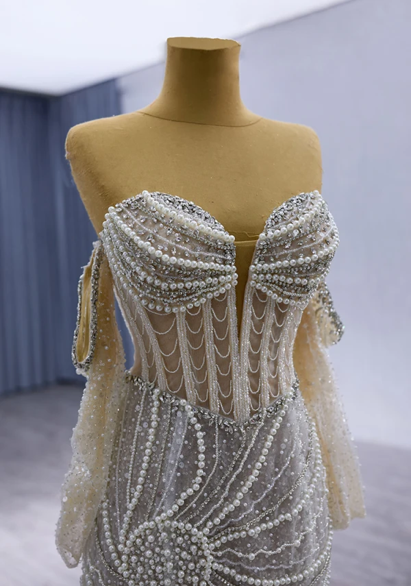 High End Charmant Weiß Handgefertigt Perlenstickerei Perle Strass Pailletten Ballkleider 2024 Meerjungfrau Bandeau Kurze Ärmel Rückenfreies Sweep / Pinsel Zug Strand