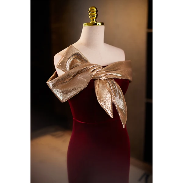 Charmant Bordeaux Velours Robe De Bal 2023 Trompette / Sirène Une épaule Noeud Sans Manches Dos Nu Train De Balayage Promo Robe De Ceremonie