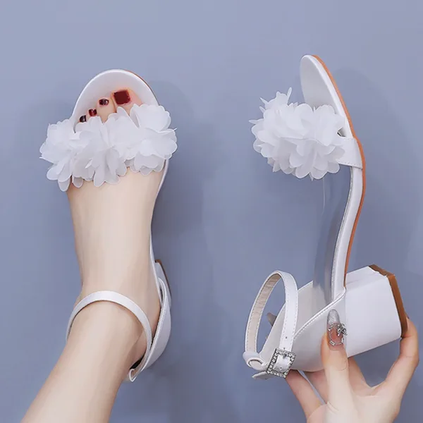Simple Blanche Appliques Satin Chaussure De Mariée 2024 Bride Cheville 5 cm Talons Épais Peep Toes / Bout Ouvert Mariage Sandales Talons Hauts