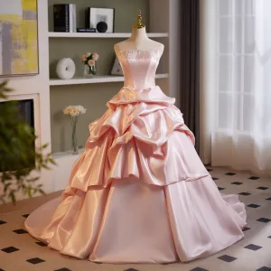 Elegant Sukkertøyrosa Perle Gripende Ruffles Satin Ballkjoler 2026 Ballkjole Strapless Uten Ermer Ryggløse Feie Tog Formelle Kjoler