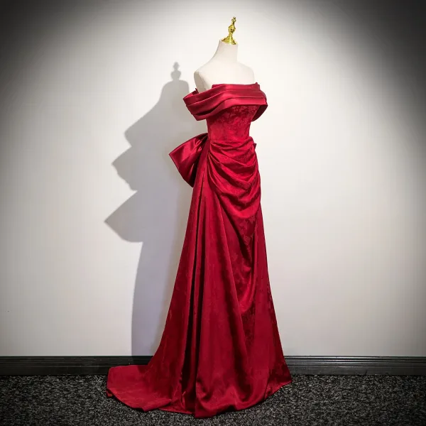 Chic / Beautiful Burgundy Prom Dresses 2025 A-Line / Princess Off-The-Shoulder Short Sleeve Backless Bow Sweep Train Prom Formal Dresses