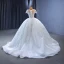 High End Weiß Handgefertigt Perlenstickerei Perle Pailletten Brautkleider / Hochzeitskleider 2023 Ballkleid Rundhalsausschnitt Kurze Ärmel Rückenfreies Kapelle-Schleppe Hochzeit