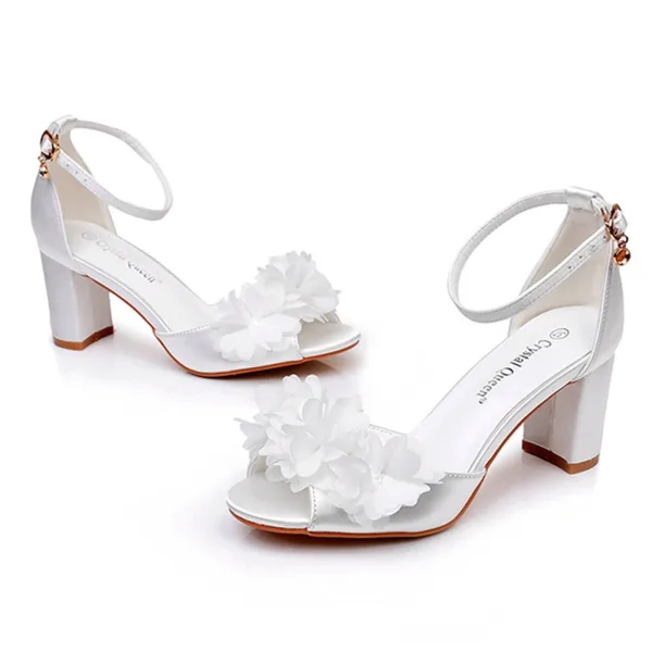 Schöne Weiß Applikationen Knöchelriemen Brautschuhe 2024 7 cm Thick Heels Peeptoes Hochzeit Sandaletten Hochhackige