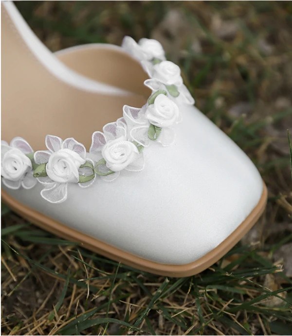 Elegante Weiß Knöchelriemen Applikationen Brautschuhe 2023 Leder 8 cm Thick Heels Quadratische Zehe Hochzeit Sandaletten Hochhackige