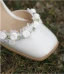 Elegante Weiß Knöchelriemen Applikationen Brautschuhe 2023 Leder 8 cm Thick Heels Quadratische Zehe Hochzeit Sandaletten Hochhackige