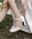 Elegante Weiß Knöchelriemen Applikationen Brautschuhe 2023 Leder 8 cm Thick Heels Quadratische Zehe Hochzeit Sandaletten Hochhackige