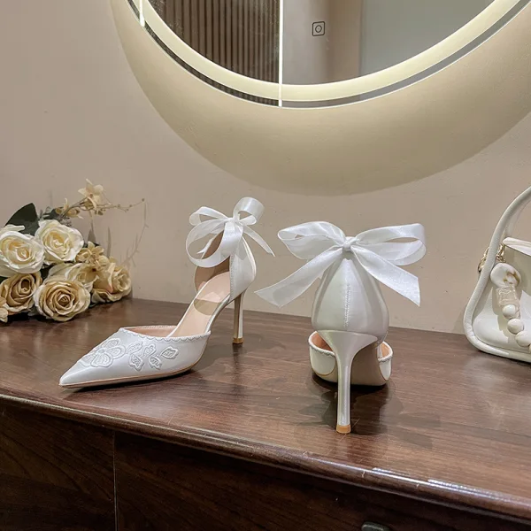 Elegante Weiß Satin Stickerei Brautschuhe 2024 Knöchelriemen Schleife 8 cm Stilettos Spitzschuh Hochzeit Sandaletten Hochhackige
