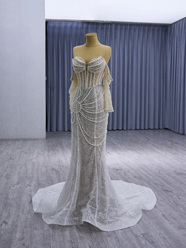 High End Charmant Weiß Handgefertigt Perlenstickerei Perle Strass Pailletten Ballkleider 2024 Meerjungfrau Bandeau Kurze Ärmel Rückenfreies Sweep / Pinsel Zug Strand